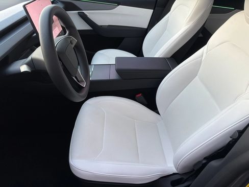 Used 2026 Tesla Model Y 2WD image 11