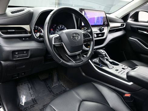 Used 2023 Toyota Highlander XLE AWD/4WD image 13