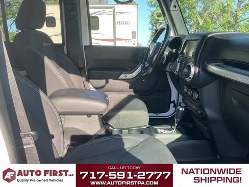 Used 2018 Jeep Wrangler Unlimited Sahara AWD/4WD image 15