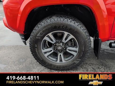 Used 2018 Toyota Tacoma TRD Sport image 23