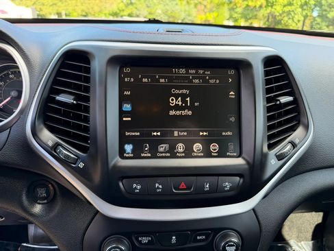 Used 2014 Jeep Cherokee Trailhawk w/ Technology Group AWD/4WD image 22