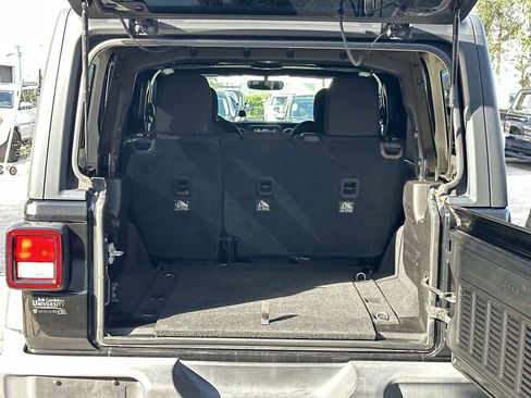 Used 2018 Jeep Wrangler Unlimited Sport S AWD/4WD image 16
