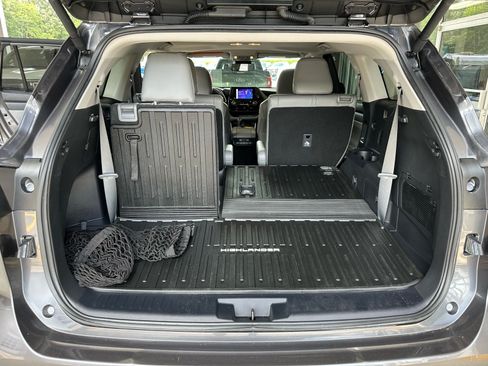 Used 2024 Toyota Highlander XLE AWD/4WD image 23