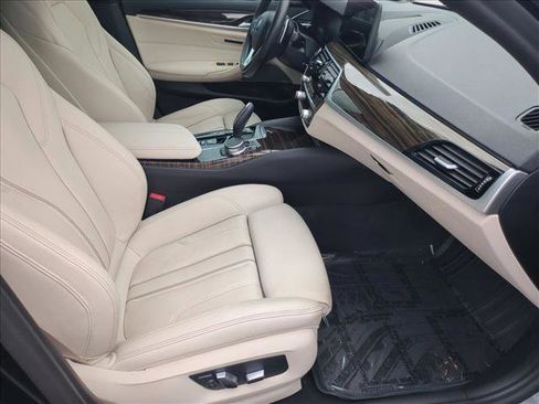 Used 2021 BMW 530e w/ Premium Package image 21