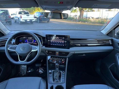 Used 2025 Volkswagen Jetta SE image 33