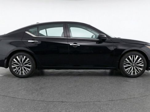 Used 2025 Nissan Altima 2.5 SV image 11