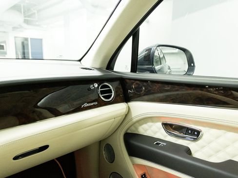 Used 2023 Bentley Bentayga AWD/4WD image 36