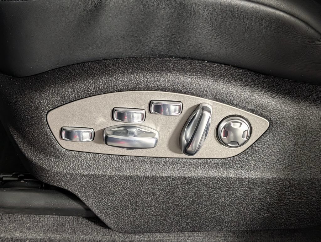 Certified 2026 Porsche Macan AWD/4WD image 30