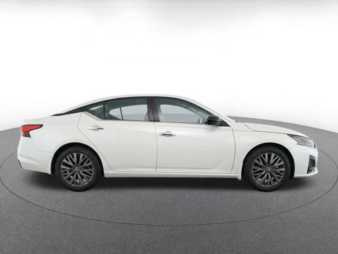 Used 2025 Nissan Altima 2.5 SV FWD image 9