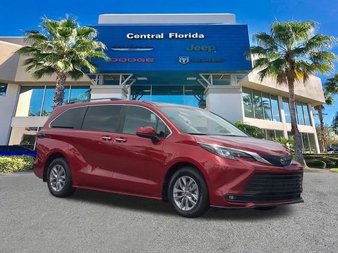Used 2025 Toyota Sienna XLE FWD image 2