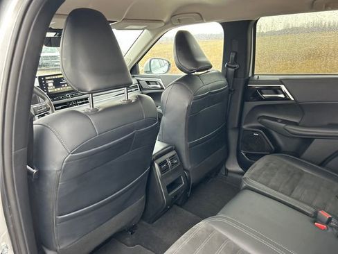 Used 2025 Mitsubishi Outlander SE image 39