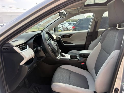 Used 2020 Toyota RAV4 XLE w/ Convenience Package FWD image 10