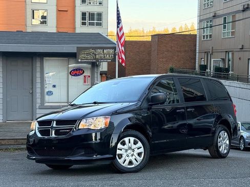Used 2019 Dodge Grand Caravan SE FWD image 2