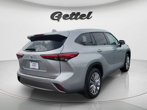 Used 2023 Toyota Highlander Platinum FWD image 4