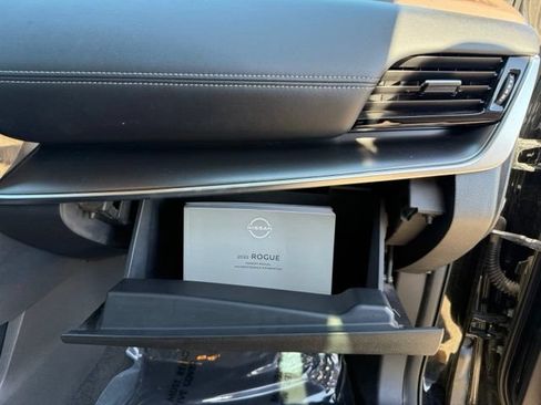 Used 2022 Nissan Rogue SV FWD image 29