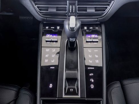 Certified 2025 Porsche Macan image 21