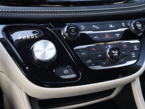 Used 2024 Chrysler Pacifica Limited image 19