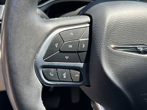 Used 2023 Chrysler Pacifica Touring-L FWD image 27
