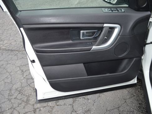 Used 2018 Land Rover Discovery Sport SE image 14