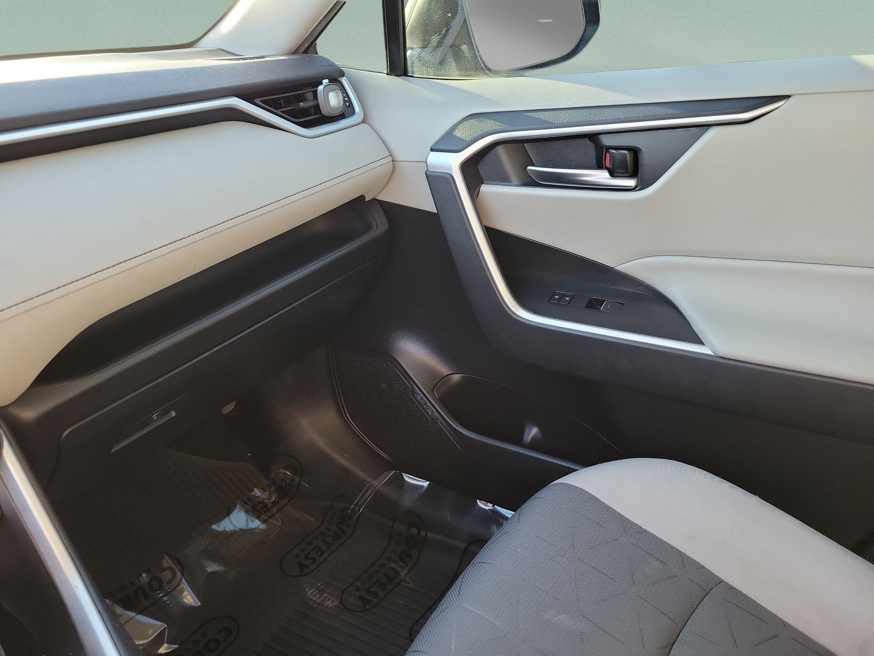 Used 2022 Toyota RAV4 XLE w/ Convenience Package FWD image 21