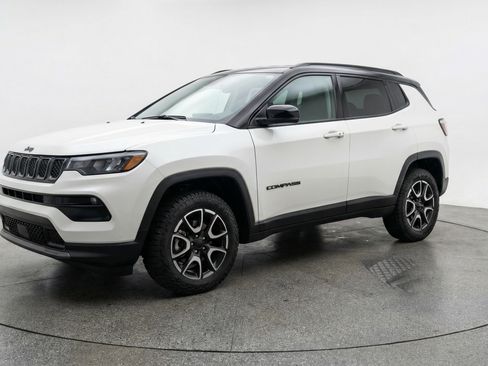 Used 2025 Jeep Compass Trailhawk AWD/4WD image 3