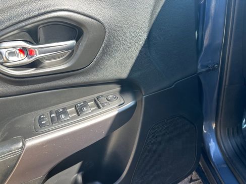 Used 2019 Jeep Cherokee Latitude w/ Cold Weather Group image 16