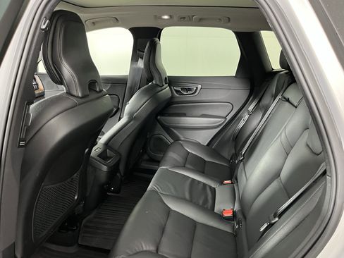 Used 2022 Volvo XC60 B5 Momentum image 17