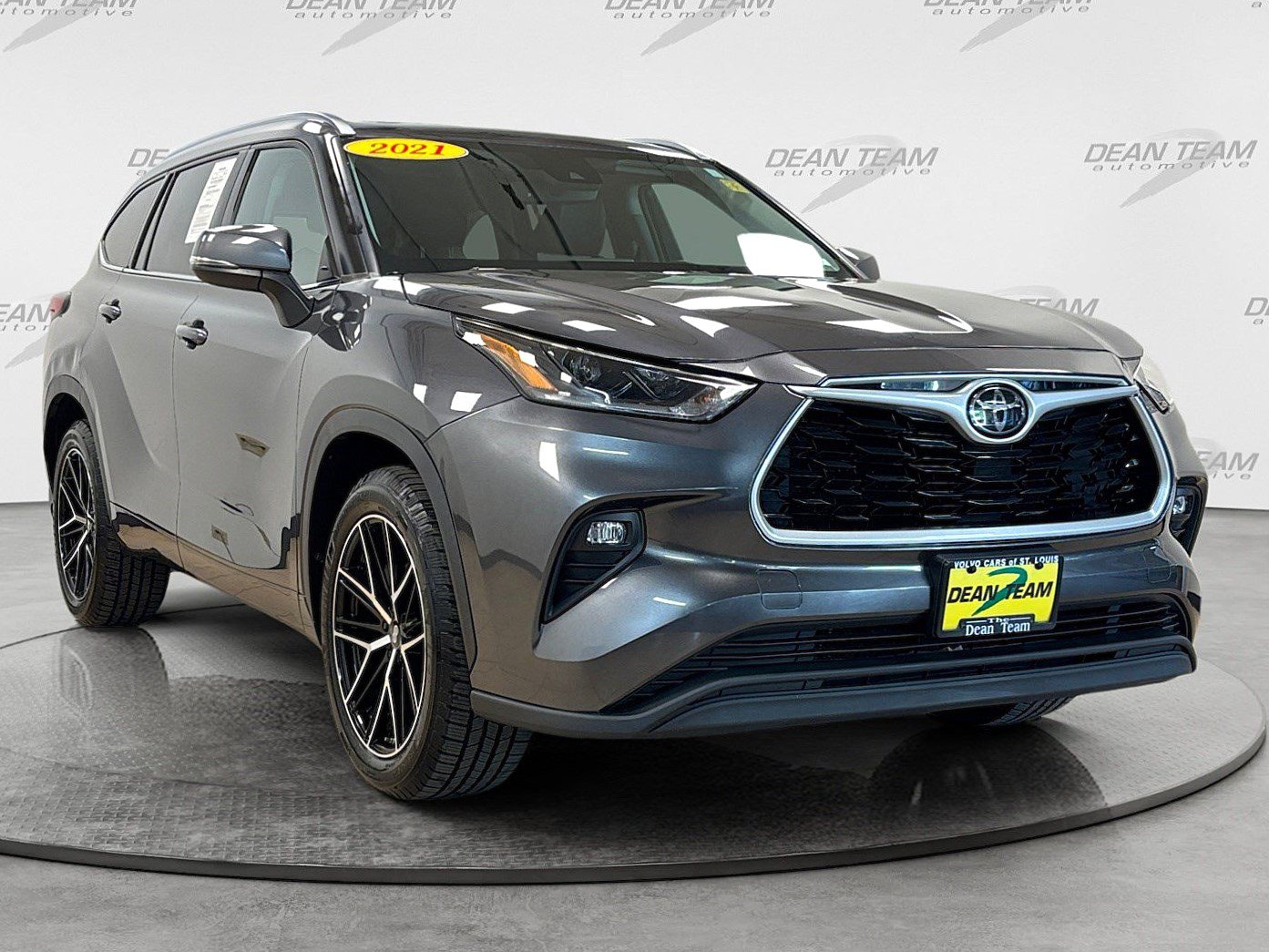Used 2021 Toyota Highlander XLE FWD image 3