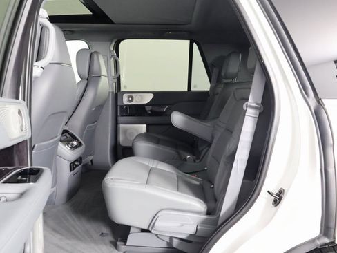 Used 2020 Lincoln Navigator Reserve w/ Luxury Package AWD/4WD image 11