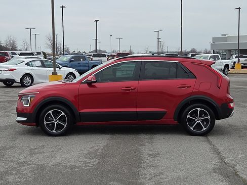 Used 2025 Kia Niro EX image 3