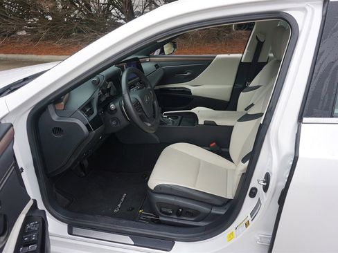 Used 2024 Lexus ES 350 w/ Premium Package image 2