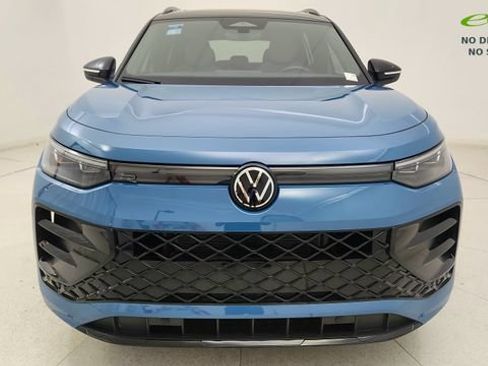 Used 2025 Volkswagen Tiguan SE R-Line AWD/4WD image 2