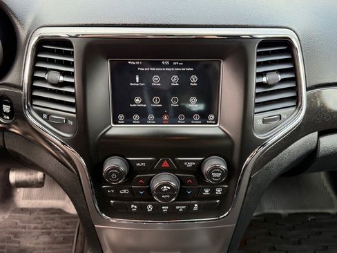 Used 2018 Jeep Grand Cherokee Laredo image 22