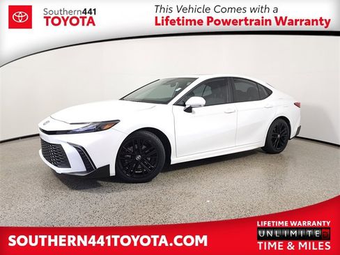 Used 2025 Toyota Camry SE image 1