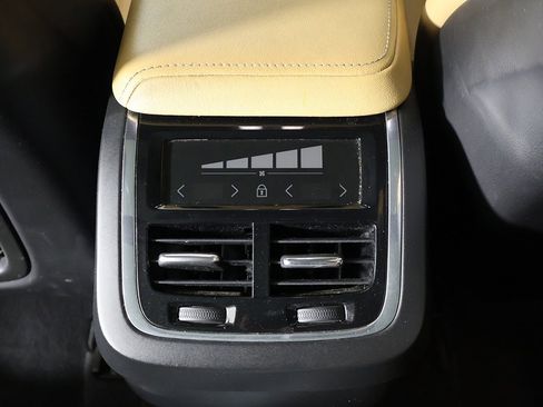 Used 2022 Volvo XC60 B6 Inscription w/ Climate Package image 32