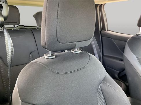 Used 2020 Jeep Renegade Altitude w/ UConnect 8.4 Nav Group AWD/4WD image 9