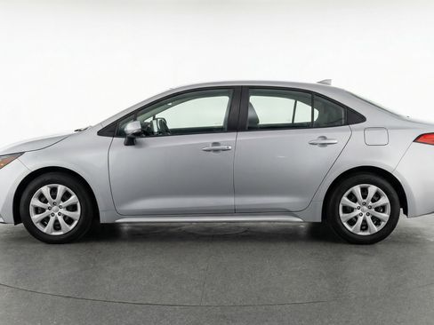 Used 2025 Toyota Corolla LE image 5