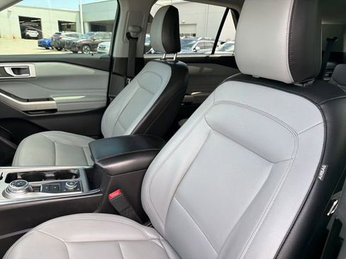 Used 2021 Ford Explorer XLT w/ Equipment Group 202A AWD/4WD image 17