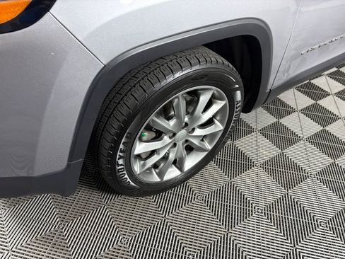 Used 2018 Jeep Cherokee Limited w/ Luxury Group image 10