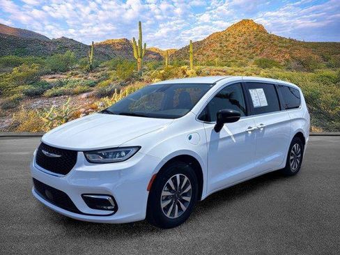 Used 2024 Chrysler Pacifica Limited FWD image 8