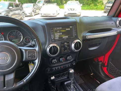 Used 2015 Jeep Wrangler Unlimited Sahara w/ Connectivity Group AWD/4WD image 17