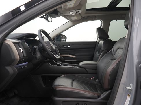 Used 2024 Nissan Pathfinder Platinum AWD/4WD image 28