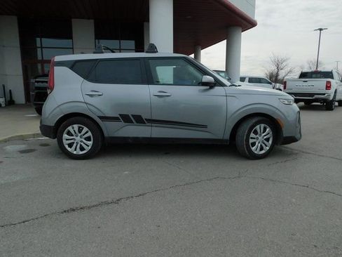 Used 2022 Kia Soul LX image 9