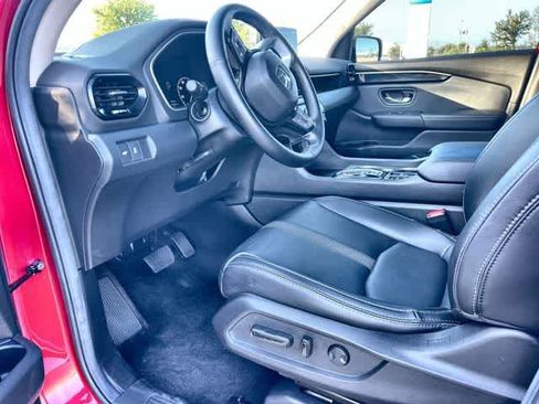 Used 2025 Honda Pilot Touring image 3
