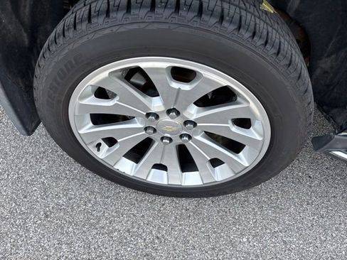 Used 2017 Chevrolet Suburban Premier AWD/4WD image 24