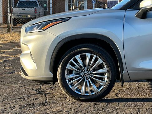 Used 2025 Toyota Highlander Platinum image 9