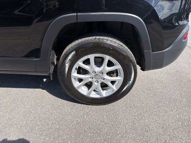 Used 2018 Jeep Cherokee Latitude Plus w/ Cold Weather Group AWD/4WD image 14