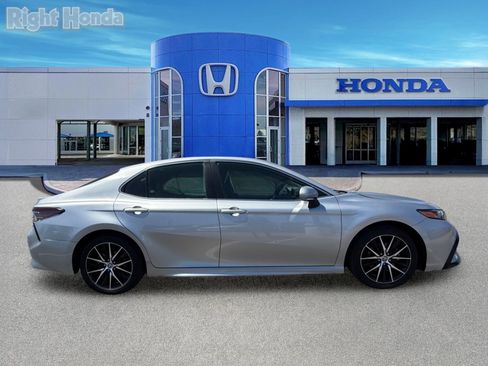 Used 2024 Toyota Camry SE FWD image 9