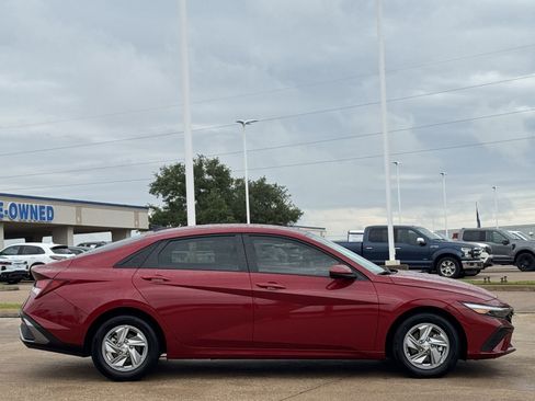 Used 2025 Hyundai Elantra SE FWD image 3