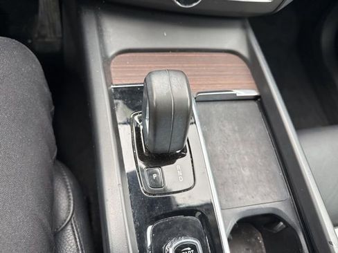 Used 2022 Volvo XC60 B5 Momentum image 18